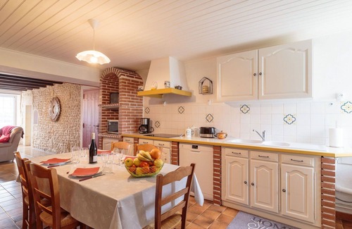 Berneuil Villa | Stunning private villa for 4 people with WIFI, TV, terrace and pets allowed