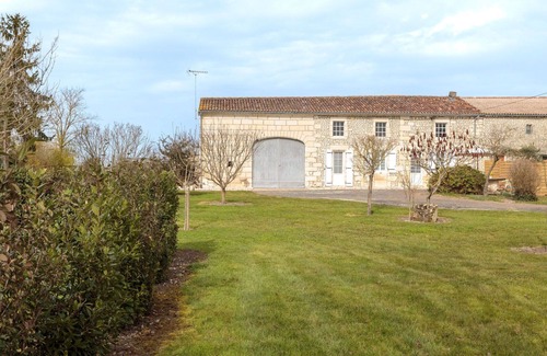 Berneuil Villa | Stunning private villa for 4 people with WIFI, TV, terrace and pets allowed