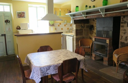 Teyssieu Villa | Stunning private villa for 4 people with WIFI, private pool, TV, terrace and pets allowed