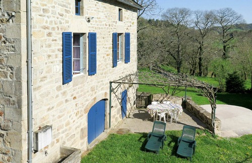 Teyssieu Villa | Stunning private villa for 4 people with WIFI, private pool, TV, terrace and pets allowed