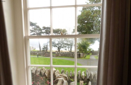 Rhyd-y-clafdy House | Stunning private villa for 6 guests with WIFI, TV, patio and parking