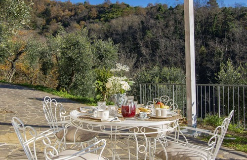 Macchino House | Stunning private villa for 6 people with private pool, hot tub, WIFI, TV, patio and pets allowed