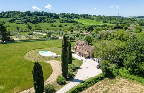 Manciano Villa | Stunning private villa for 9 people with WIFI, private pool, A/C, patio and pets allowed