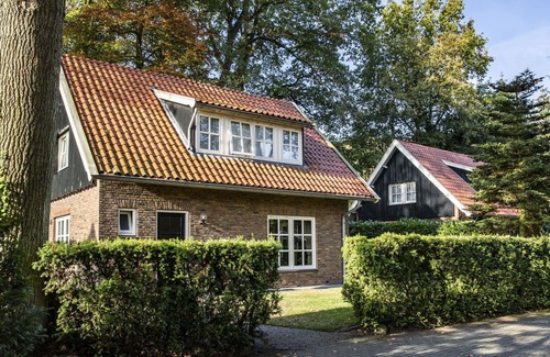 Losser House | Stunning private villa for 16 guests with WIFI, TV and terrace