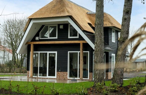 Nunspeet House | Stunning private villa for 10 people with pool, WIFI, TV and terrace