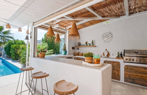 Arnella Villa | Stunning private villa for 10 people with private pool, A/C, WIFI, TV and patio