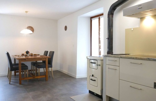 Grono House | Stunning private villa for 5 people with WIFI, TV, patio, pets allowed and panoramic view