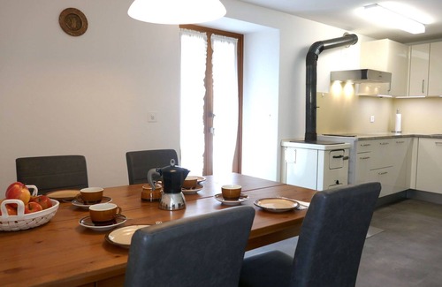 Grono House | Stunning private villa for 5 people with WIFI, TV, patio, pets allowed and panoramic view