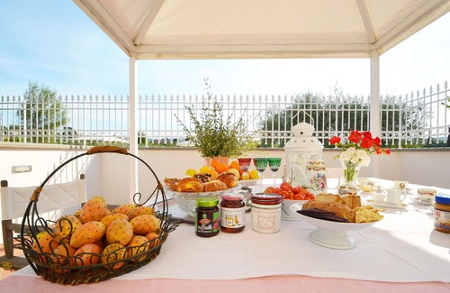 Signa Villa | Stunning private villa for 14 people with hot tub, A/C, WIFI, private pool and TV, close to Flor.