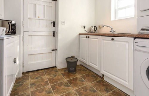 Edern House | Stunning private villa for 4 guests with WIFI, TV, patio and parking