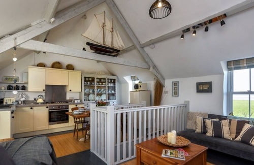 Edern House | Stunning private villa for 4 guests with WIFI, TV, patio and parking