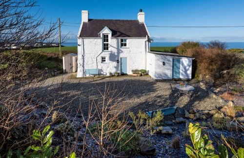 Edern House | Stunning private villa for 4 guests with WIFI, TV, patio and parking