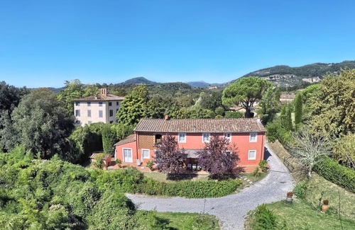Lucca Villa | Stunning private villa for 12 people with A/C, private pool, WIFI and TV, close to Lucca
