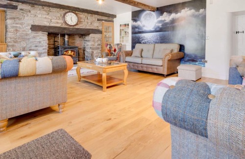 Trecastle Villa | Stunning private villa for 8 guests with WIFI, hot tub, TV, patio, panoramic view and parking