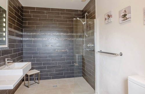 Garn Fadryn Villa | Stunning private villa for 10 guests with WIFI, TV, patio, pets allowed and parking