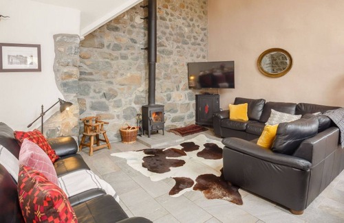 Garn Fadryn Villa | Stunning private villa for 10 guests with WIFI, TV, patio, pets allowed and parking