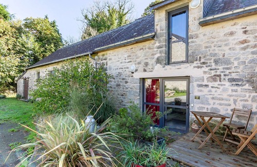 Elliant Villa | Stunning private villa for 4 guests with WIFI, TV, terrace and parking