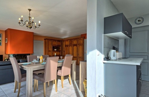 Penvins House | Stunning private villa for 6 guests with WIFI, TV, terrace and pets allowed