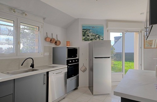 Penvins House | Stunning private villa for 6 guests with WIFI, TV, terrace and pets allowed