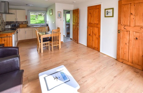Fivelanes House | Stunning private villa for 4 guests with WIFI, hot tub, TV, patio and pets allowed