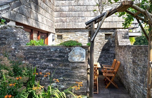 Fivelanes House | Stunning private villa for 5 guests with WIFI, hot tub, patio and pets allowed
