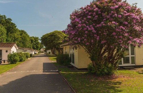 Liskeard House | Stunning private villa for 4 guests with WIFI, TV and patio