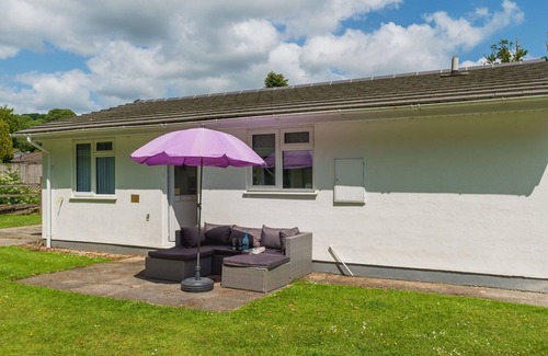Liskeard House | Stunning private villa for 4 guests with WIFI, TV and patio
