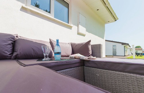 Liskeard House | Stunning private villa for 4 guests with WIFI, TV and patio