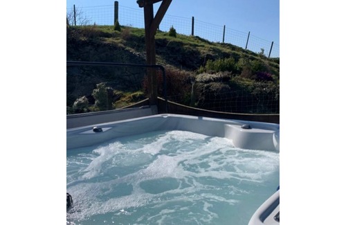 Denbigh House | Stunning private villa for 6 guests with TV, patio, panoramic view and parking