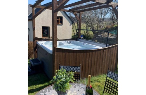 Denbigh House | Stunning private villa for 6 guests with TV, patio, panoramic view and parking