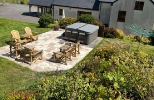 Denbigh House | Stunning private villa for 6 guests with TV, patio, panoramic view and parking