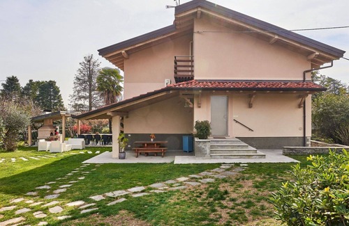 Besozzo Villa | Stunning private villa for 8 people with WIFI, hot tub, A/C, private pool, TV and patio