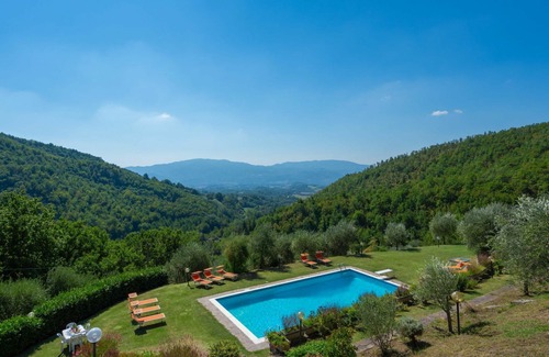 Vicchio House | Stunning private villa for 10 people with private pool, WIFI, TV, patio and pets allowed