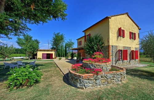 Le Piazze Villa | Stunning private villa with WIFI, private pool, TV, pets allowed and panoramic view, close to Ar.