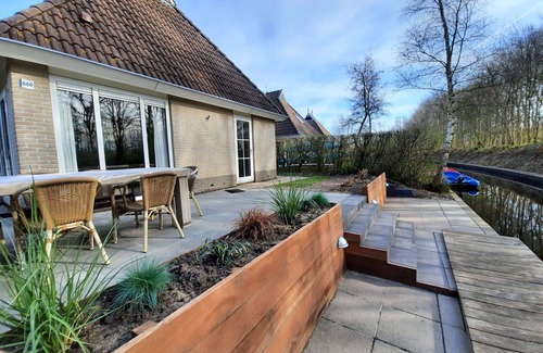 Eernewoude House | Stunning private villa for 8 guests with WIFI, TV, terrace and parking