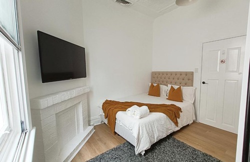 Sydenham House | Stunning Queen Room 1Min Walk to Station with 55 Inch TV