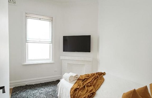 Sydenham House | Stunning Queen Room 1Min Walk to Station with 55 Inch TV