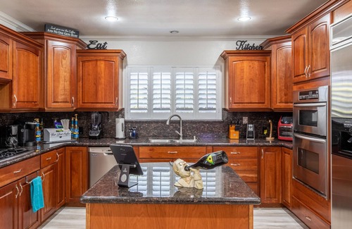 Ladera Heights House | Stunning, Quiet Pvt Luxe Home-Modern Vibe-King Bed, Jacuzzi, Fire Pit, BBQ, More
