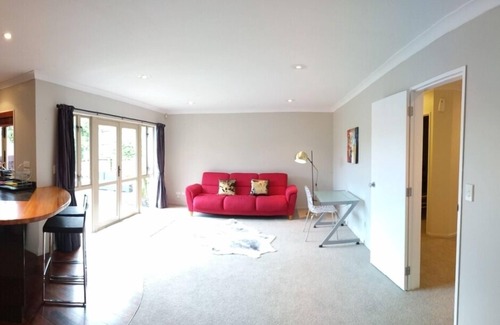 East Tamaki Heights House | Stunning Relax Quiet Holiday Home