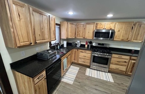 Tomahawk House | -Stunning Remodel- HOT TUB 4 -BR home, Sleeps 10. Cozy Charm Modern Comfort