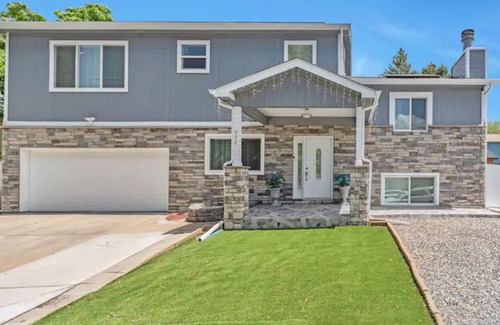 Aurora House | Stunning Remodeled w/5BR & 3BA