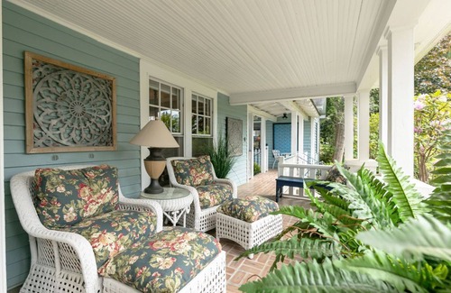 Weaverville House | Stunning Restored Victorian on a Picturesque Lot with Flower Garden & nFountain