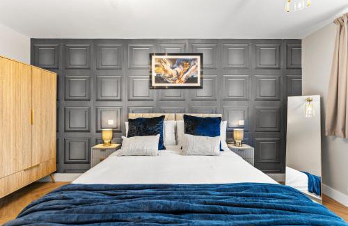 Staines House | Stunning Retreat - 5-Bed House and Garden in Staines