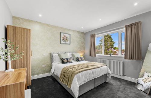Staines House | Stunning Retreat - 5-Bed House and Garden in Staines