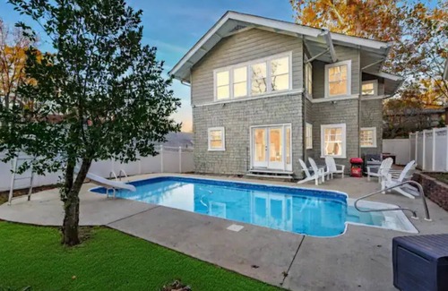 Birmingham House | Stunning Retreat with a pool, sleeps 12 guests, walking distance to Downtown.