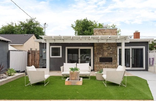 Bixby Knolls House | Stunning Retro Beach Oasis, Dual Living, Pool