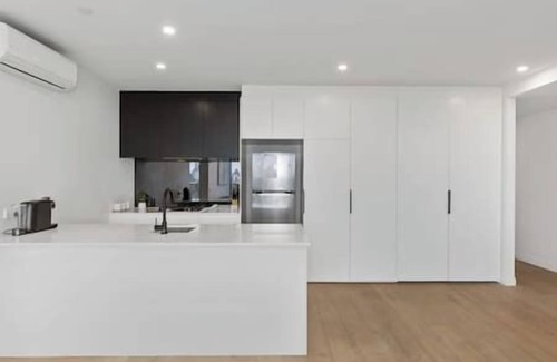 Footscray Apartment | Stunning River & City Views + Huge Balcony!