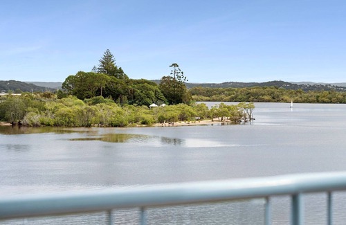 Maroochydore Apartment | Stunning Rooftop Retreat with Private Jacuzzi on the Maroochy River