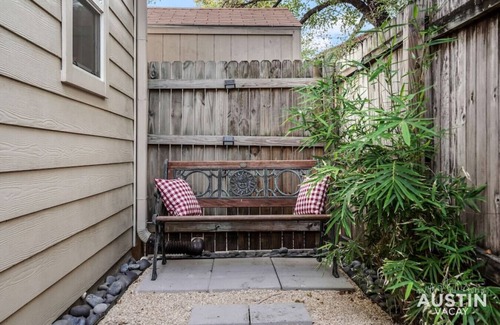 Galindo Condo | Stunning S Lamar Apt | Walk to Music + Bars + Food