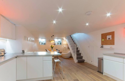 Margate Old Town House | Stunning Sea View Townhouse in Margate's Historic Terrace, Sleeps 8, Near Beach & Old Town